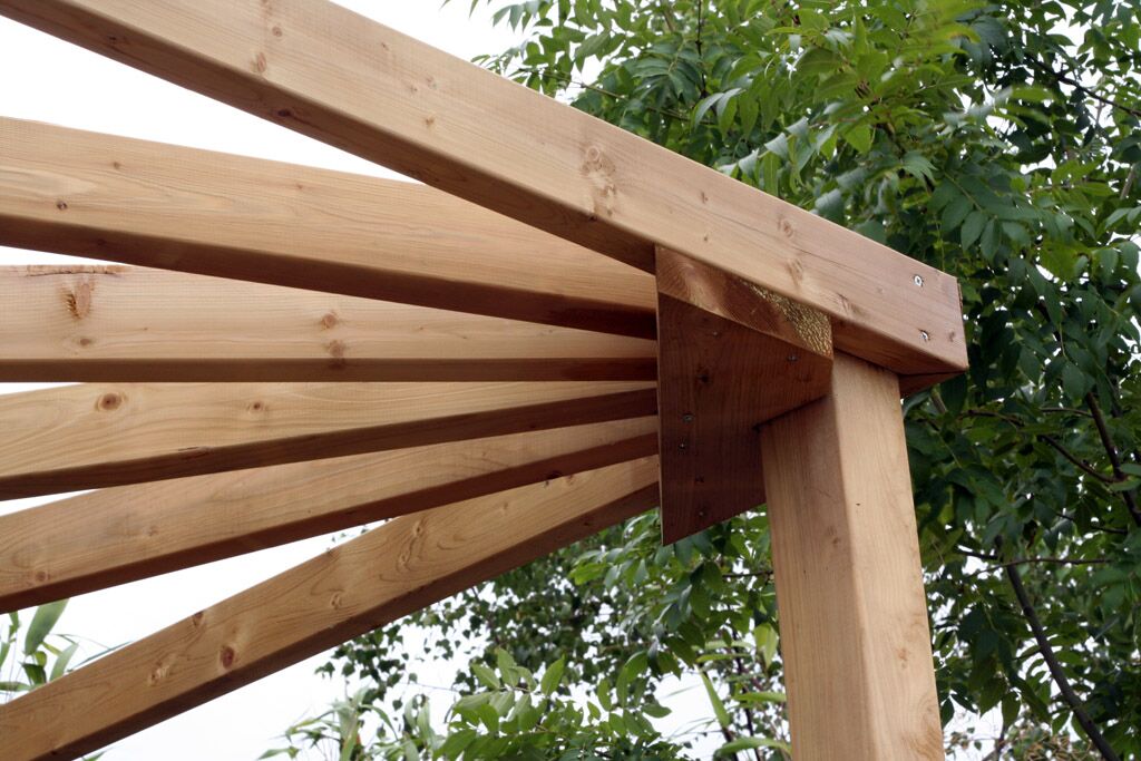 De houten verbinding van een nieuwe pergola, van onderen gezien